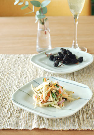 砥部焼・梅乃瀬窯 しましま柄の角皿にサラダを