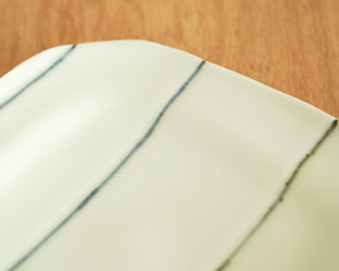 砥部焼・梅乃瀬窯 しましま柄の角皿の絵付け