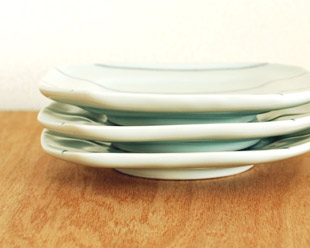 砥部焼・梅乃瀬窯 しましま柄の角皿を重ねて