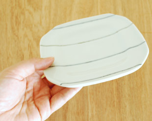 砥部焼・梅乃瀬窯 しましま柄の角皿を手に持って