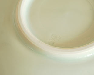 砥部焼・梅乃瀬窯　プチプチ柄の取皿（5寸）の窯印