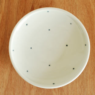 砥部焼・梅乃瀬窯　プチプチ柄の取皿（5寸）を上から見て