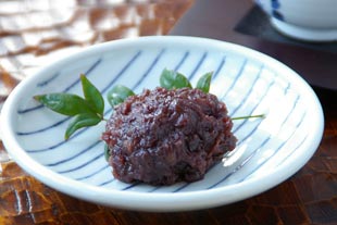 砥部焼・梅乃瀬窯　ストライプ柄の取皿におはぎを