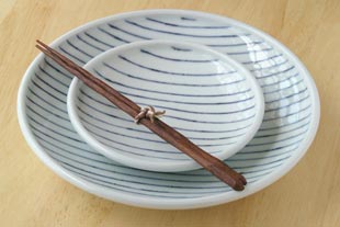 砥部焼・梅乃瀬窯　ストライプ柄の大皿（7,5寸）と比較して