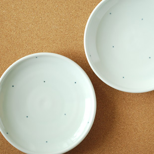砥部焼・梅乃瀬窯　プチプチ柄の大皿の比較