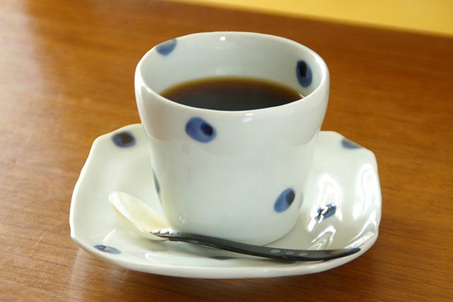 砥部焼・梅乃瀬窯　水玉もようのフリーカップにコーヒーを