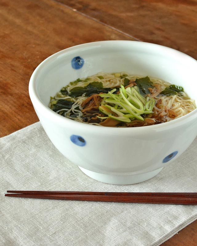 砥部焼　水玉もようの丼鉢(大)に麺類を