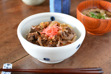 砥部焼・梅乃瀬窯　水玉もようの丼鉢(小)に牛丼を