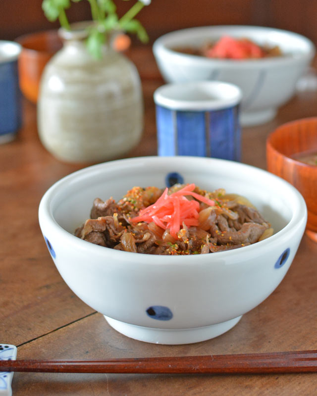 砥部焼　水玉もようの丼鉢(小)に牛丼を