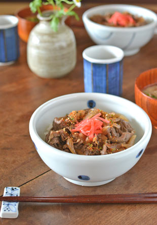 砥部焼・梅乃瀬窯　水玉もようの丼鉢(小)に牛丼を