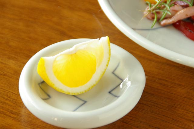 砥部焼　ギザギザ柄の箸置きにレモンを