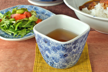 部焼・梅乃瀬窯　花唐草の角フリーカップにお茶を