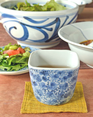 部焼・梅乃瀬窯　花唐草の角フリーカップにお茶を