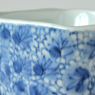 部焼・梅乃瀬窯　花唐草の角フリーカップの絵付け