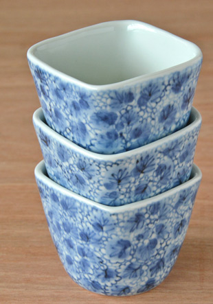 部焼・梅乃瀬窯　花唐草の角フリーカップを重ねて