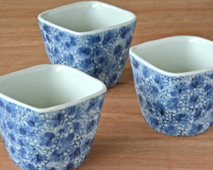 部焼・梅乃瀬窯　花唐草の角フリーカップを並べて