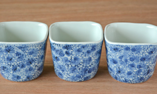 部焼・梅乃瀬窯　花唐草の角フリーカップを並べて