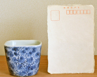 部焼・梅乃瀬窯　花唐草の角フリーカップをはがきと比較して