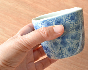 部焼・梅乃瀬窯　花唐草の角フリーカップを手に持って