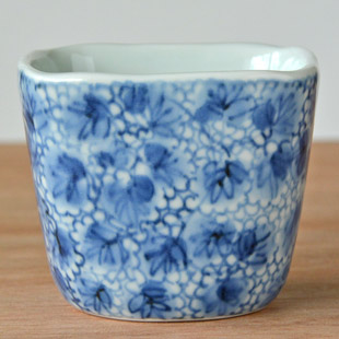 部焼・梅乃瀬窯　花唐草の角フリーカップを横から見て