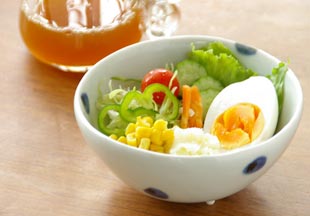 砥部焼・梅乃瀬窯　水玉のコロコロにサラダを