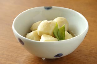 砥部焼・梅乃瀬窯　水玉のコロコロに里芋を