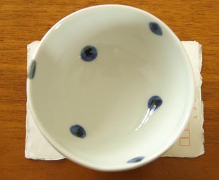 砥部焼・梅乃瀬窯　水玉のコロコロをはがきと比較して