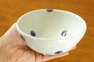 砥部焼・梅乃瀬窯　水玉のコロコロ鉢を持ったところ
