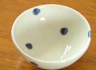 砥部焼・梅乃瀬窯　水玉のコロコロ鉢を上から見て