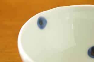 砥部焼・梅乃瀬窯　水玉のコロコロの絵付け