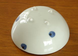 砥部焼・梅乃瀬窯　水玉のコロコロの底面