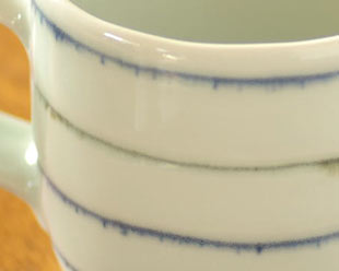 砥部焼・梅乃瀬窯　しましま柄のマグカップの絵付け