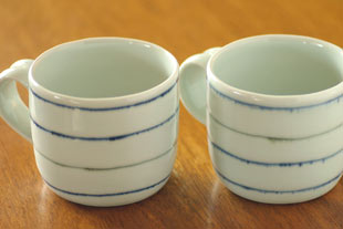 砥部焼・梅乃瀬窯　しましま柄のマグカップの緑のライン