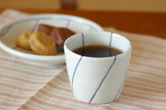 梅乃瀬窯 しましま柄のそばちょこにコーヒーを入れて