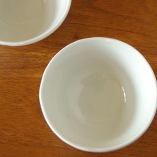 砥部焼・梅乃瀬窯　水玉もようの茶碗を上から見て