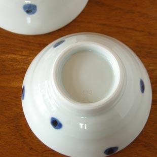 砥部焼・梅乃瀬窯　水玉もようの茶碗の底面