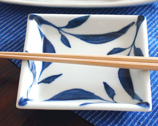 砥部焼・雲石窯　三つ葉の正角皿