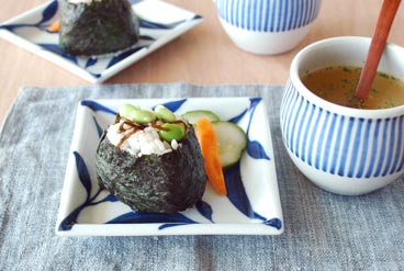 砥部焼・雲石窯　三つ葉の正角皿におにぎりを