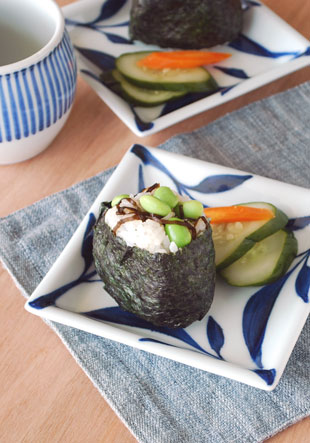 砥部焼・雲石窯　三つ葉の正角皿におにぎりを