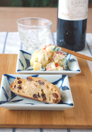 砥部焼・雲石窯　三つ葉の正角皿にサラダとパンを