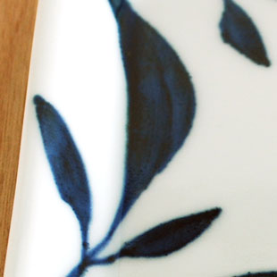 砥部焼・雲石窯　三つ葉の正角皿の絵付け