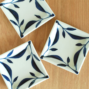 砥部焼・雲石窯　三つ葉の正角皿を並べて