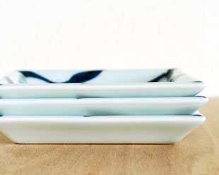 砥部焼・雲石窯　三つ葉の正角皿を重ねて