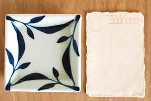 砥部焼・雲石窯　三つ葉の正角皿をはがきと比較して