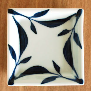 砥部焼・雲石窯　三つ葉の正角皿を上から見て