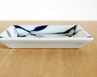 砥部焼・雲石窯　三つ葉の正角皿を横から見て