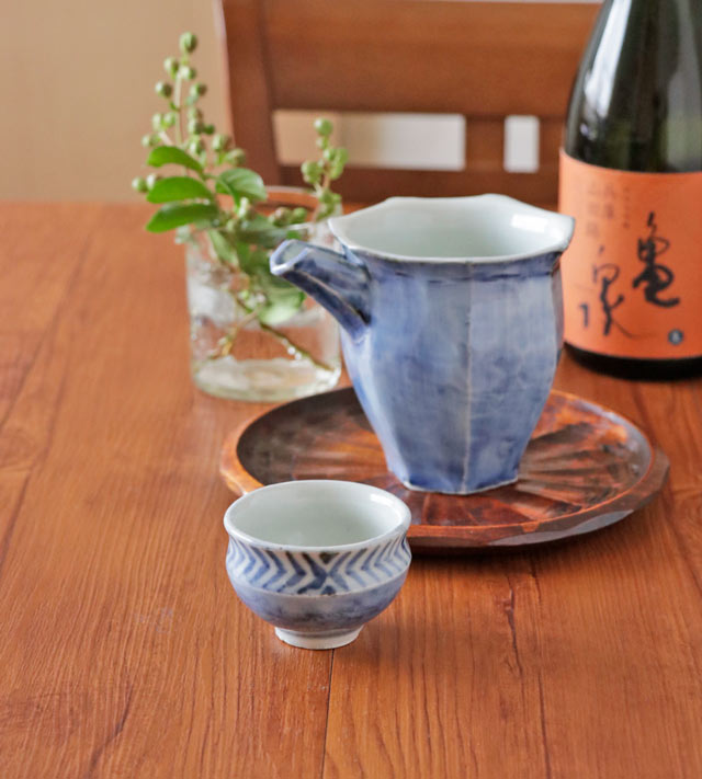 片口やボトルと合わせた酒器セットのコーディネート