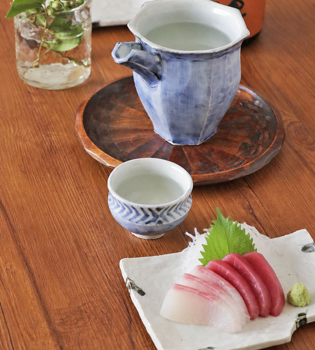 お酒を注いだぐい呑とお刺身