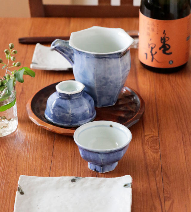 片口やボトルと合わせた酒器セットのコーディネート