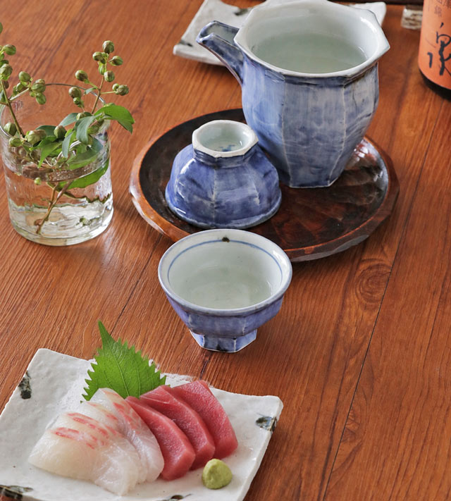 お酒を注いだ面取ぐい呑とお刺身